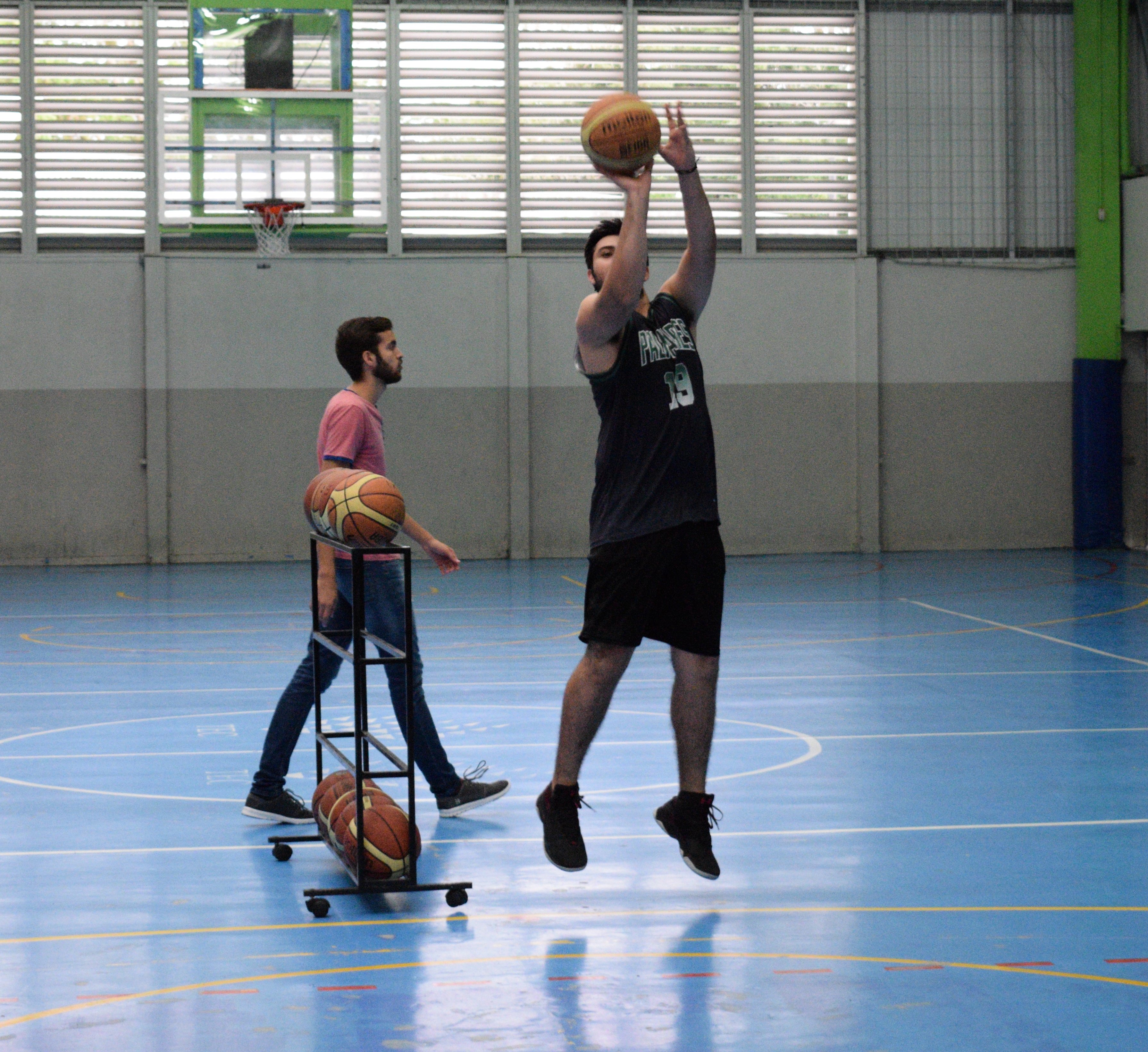 Hombre jugando baloncesto