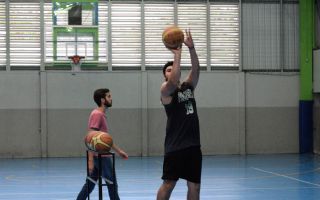 Hombre jugando baloncesto