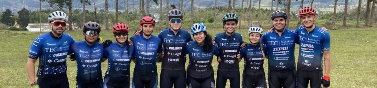 grupo de 10 estudiantes que forman parte del equipo de ciclismo del tec 