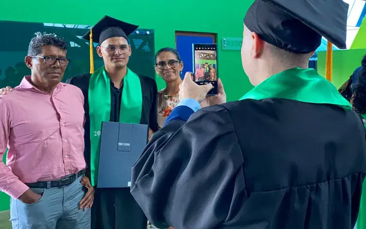 Jóvenes se toman fotos en graduación