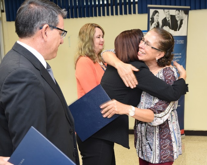 Los graduados recibieron sus títulos con una visible emoción. (Foto: Ruth Garita / OCM)