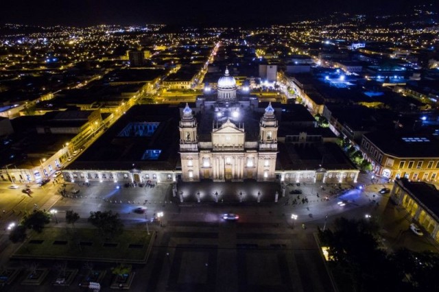 Vista aérea y nocturna del Centro Histórico de la Ciudad de Guatemala