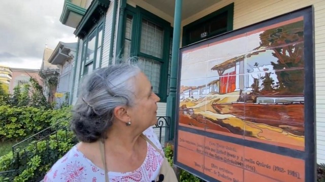 Ivette Guier Serrano, dedicada del Festival Amón Cultural 2023, observa el mural patrimonial que confeccionó junto a Xotchitl Lezama y que está ubicado en la Casa Huete Quirós en Barrio Amón.
