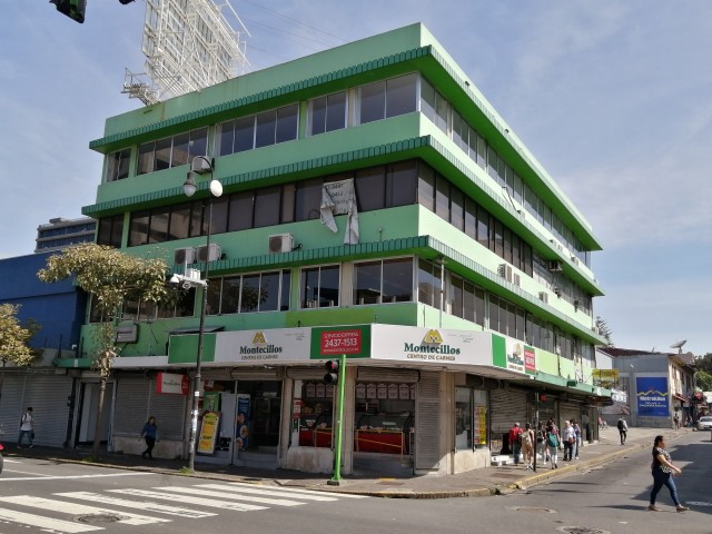 Fachada del edificio Tosgarama, de cuatro plantas y esquinero