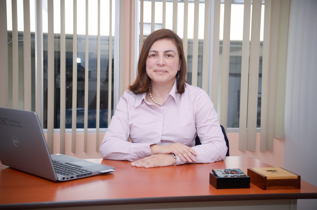 Paola Vega Castillo sentada frente al escritorio de su oficina en el TEC.