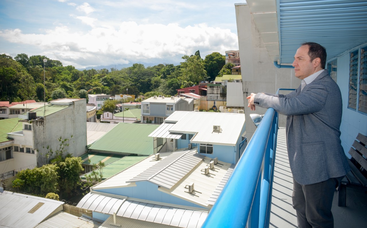 Tomás Martínez oteando el horizonte desde el balcón del último piso del edificio Rafles del Campus TEC San José.