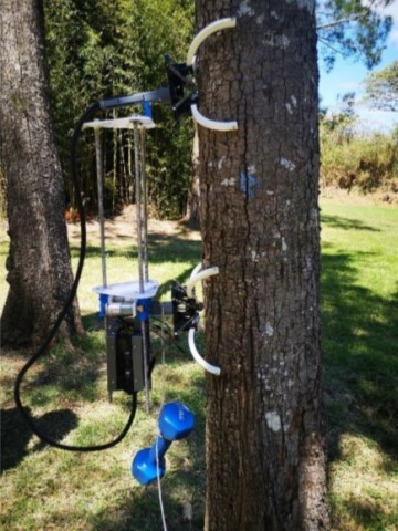 Robot escalando un árbol con una carga de tres kilogramos