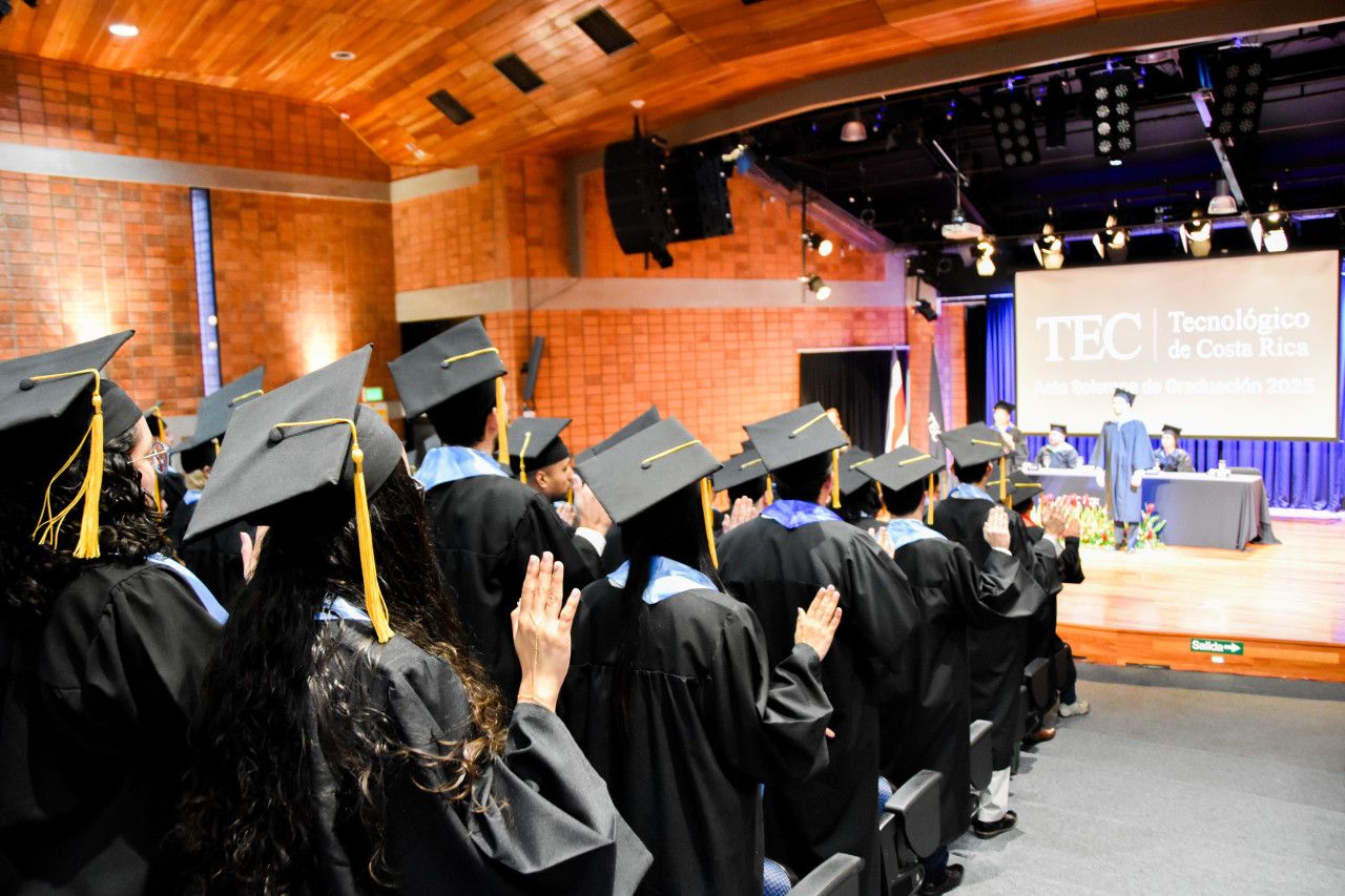 Fotografía general de los graduados de espalda.