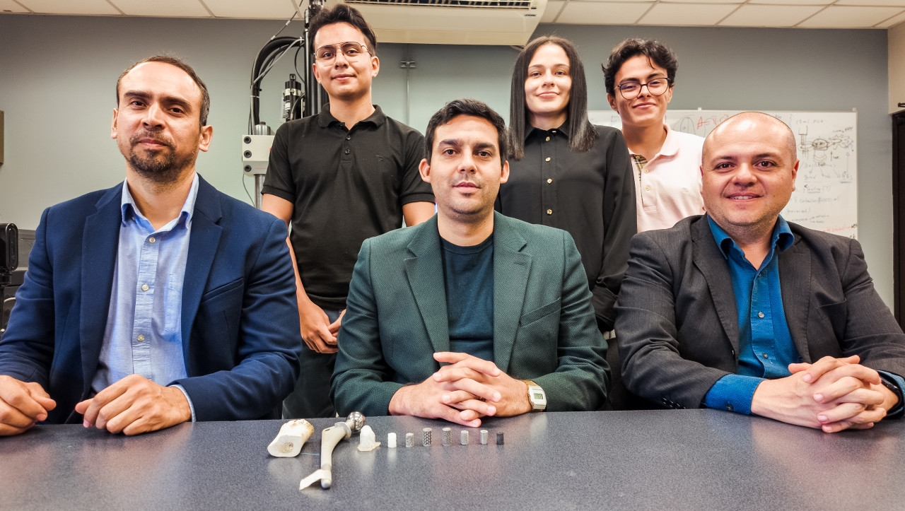 Equipo de investigadores y estudiantes, los nombres de cada uno está en el pis de la foto