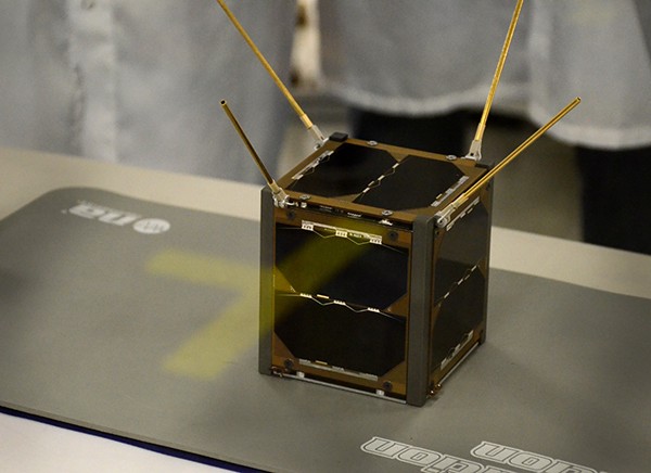 El satélite es un cubo que mide 10 cm por 10 cm por 10 cm.