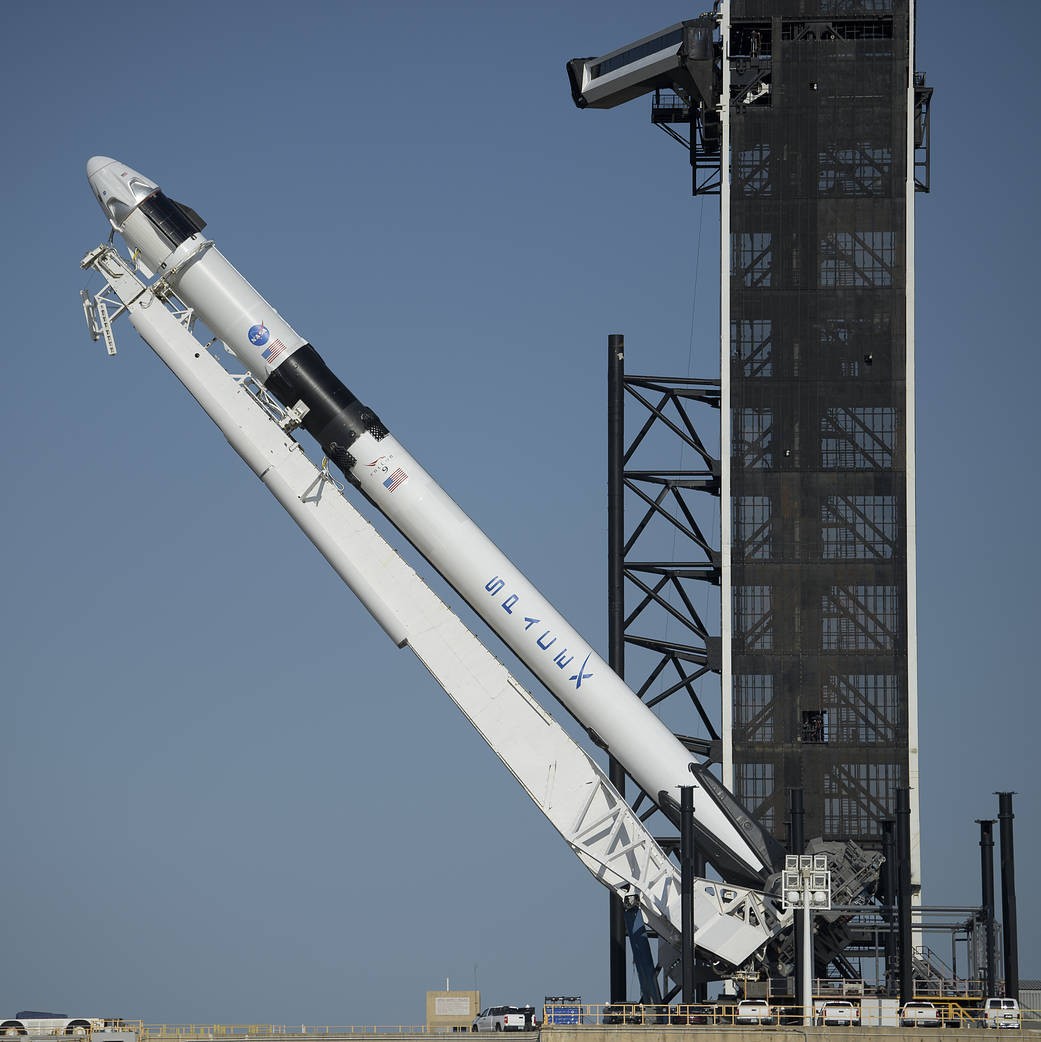 El cohete a medio camino de ser colocado en forma vertical en la plataforma.