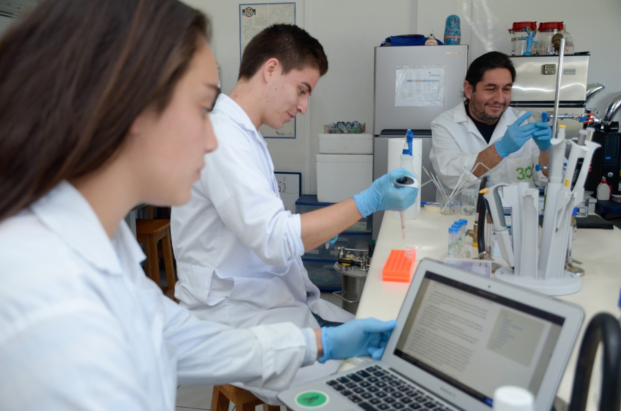 Estudiantes con batas blancas en un laboratorio
