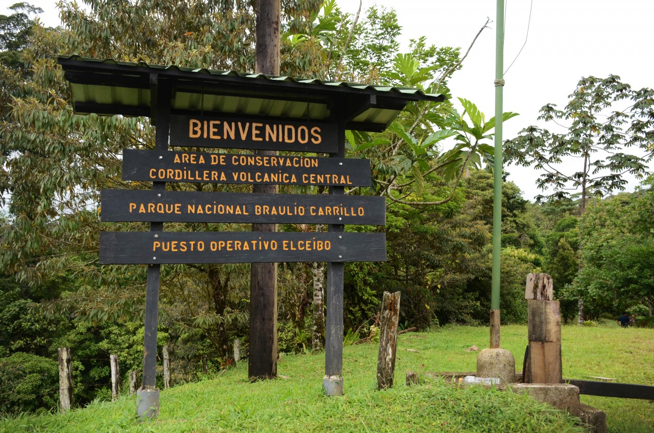 Letrero de ingreso al puesto de El Ceibo, Parque Nacional Braullio Carrillo