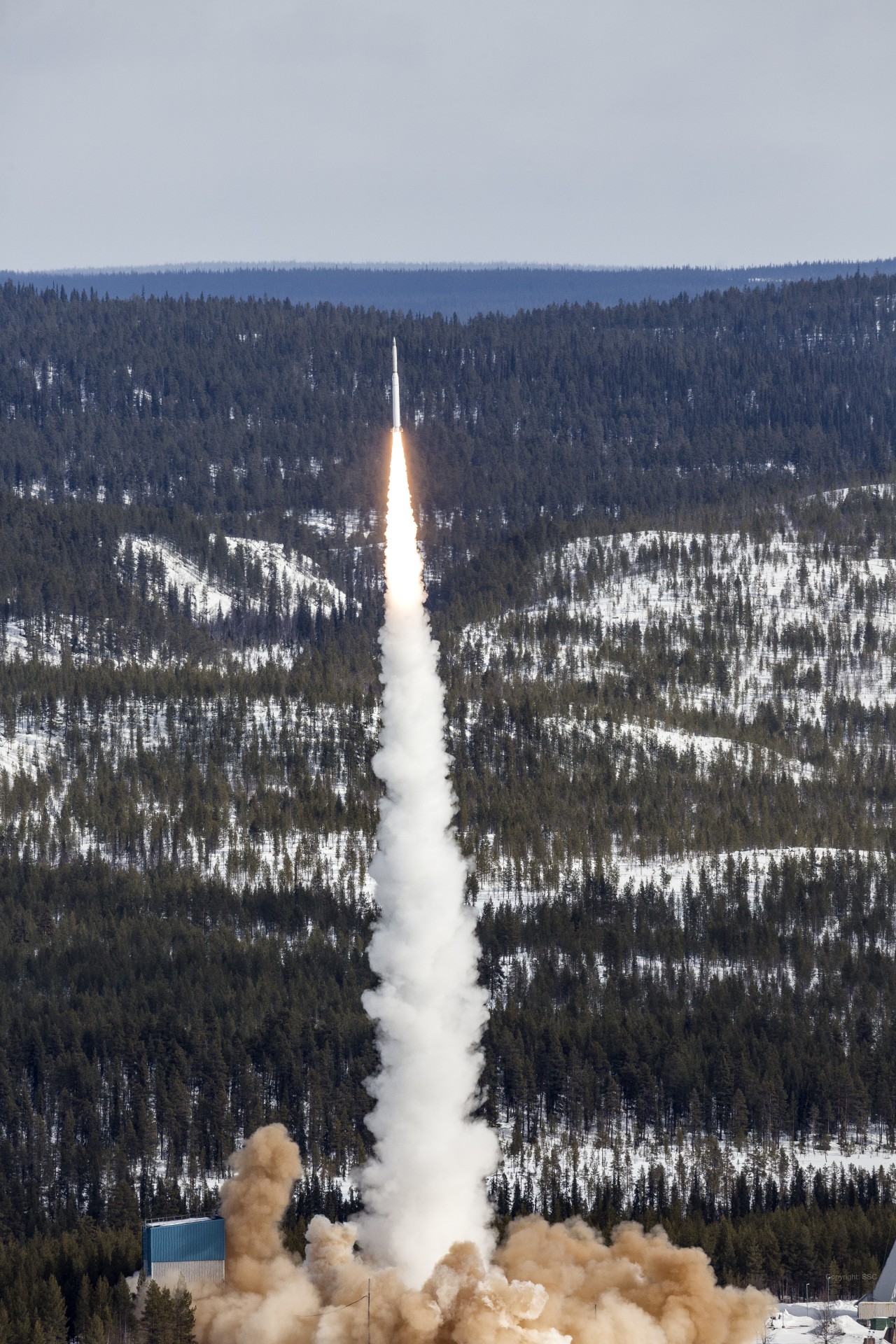 Cohete despegando en un campo nevado