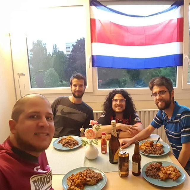 Imagen de los costarricenses almorzando con una bandera de Costa Rica