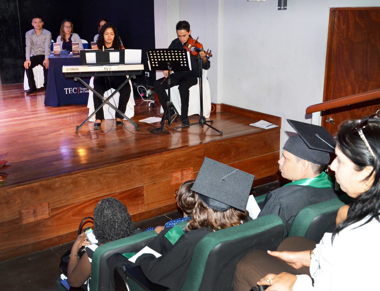 Intermedio cultural con la participación de los maestros del SINEM-CUNLIMÓN, integrada por Yahaira Cisneros  en el piano y Luis Molina en el violín.  (Foto: OCM)