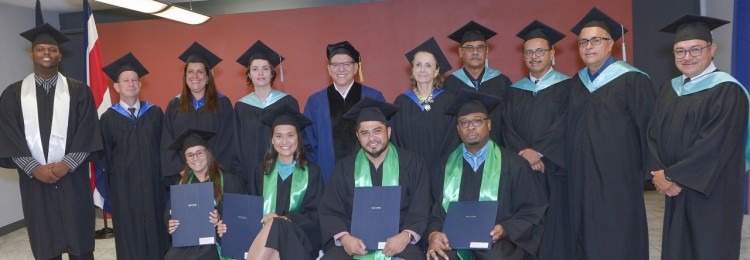 Nuevos graduados en compañía de las autoridades universitarias  