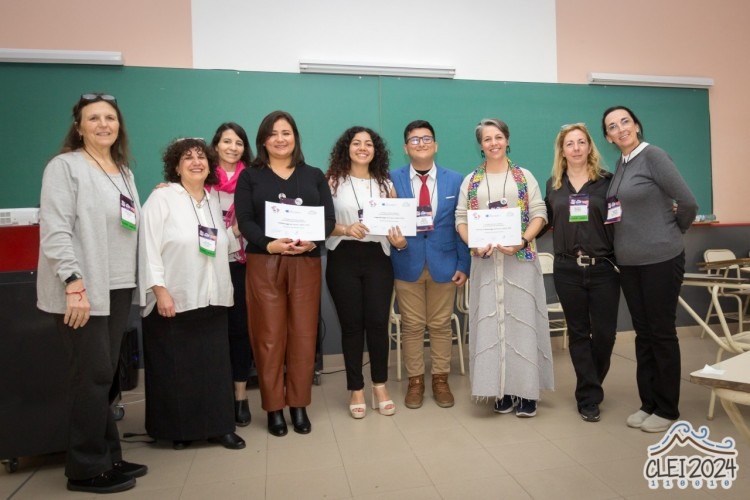 estudiantes muestran certificado