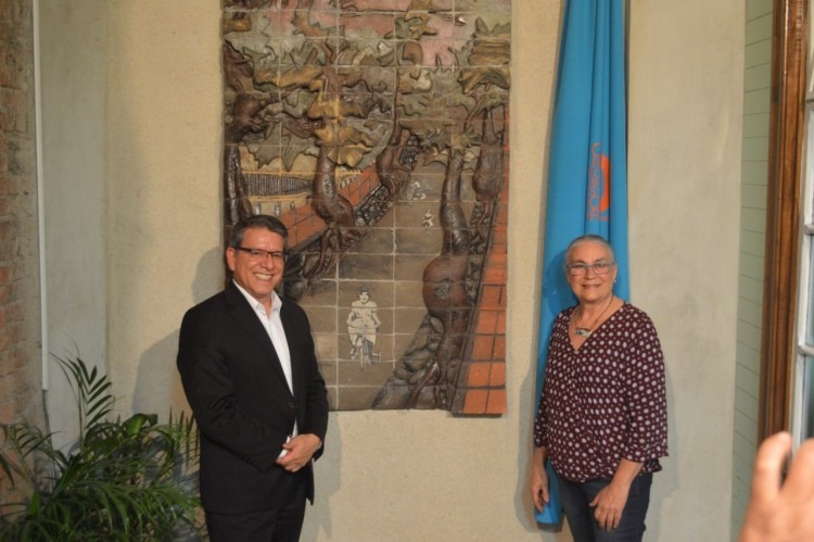 Julio César Calvo, exrector del TEC, e Ivette Guier, artista plástica y vecina de Barrio Amón, posan junto al mural "Memoria de una calle de Amón: 1950".