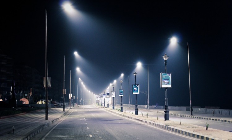 Calle desolada durante la noche