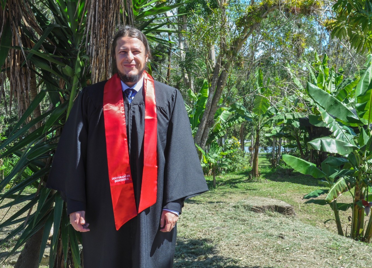 José Mario Carranza con túnica de graduación