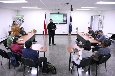 personas en una charla