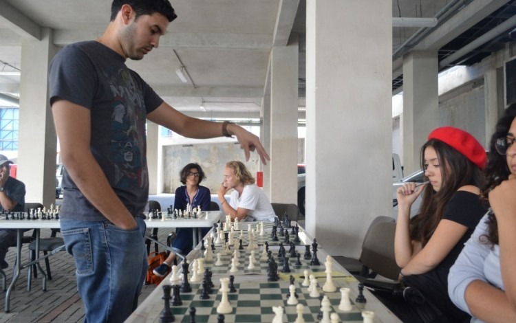El maestro nacional Mario Fernández volvió a imponerse a todos sus rivales en la partida simultánea de ajedrez. Foto: Fernando Montero / OCM.
