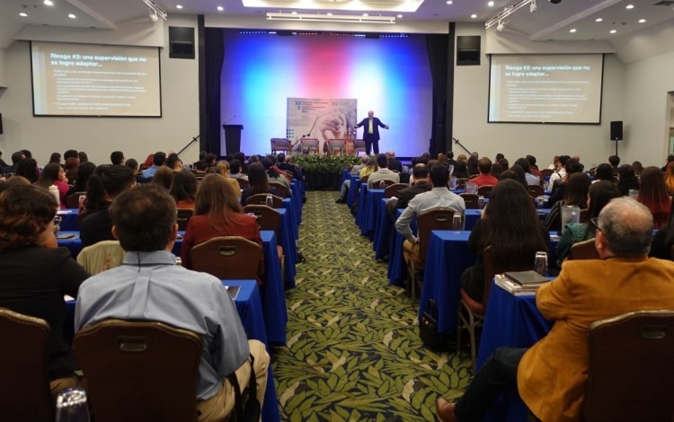 personas poniendo atención en una exposición