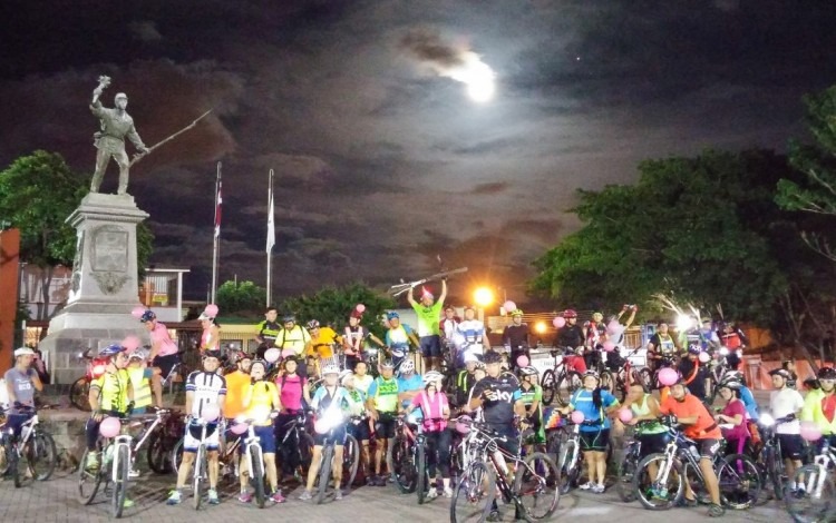 ciclistas en parque de alajuela