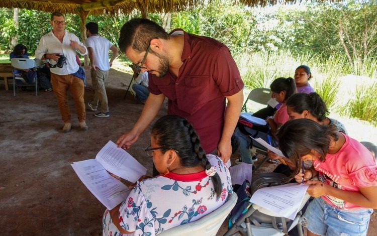 El especialista asiste a una de las participantes