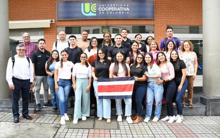 Imagen de varios estudiantes del TEC de Limón y Cartago en la Universidad de Colombia.
