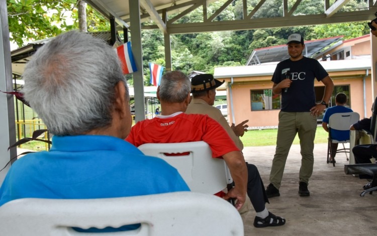 huertas organicas profesor tec hablando con adultos mayores