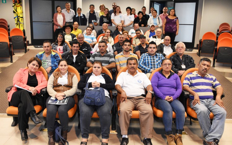 Representantes de las Asadas, del Ministerio de Salud y del AyA recibieron el informe con los resultado de la investigación. (Foto: Ruth Garita / OCM).