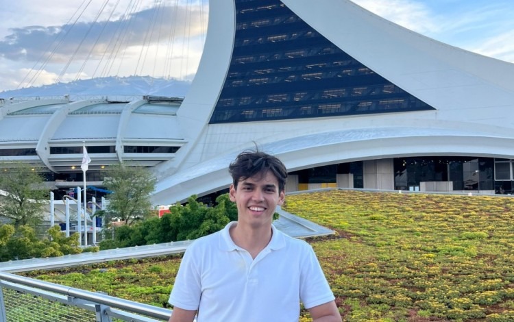 Imagen de un estudiante en Canadá, realizando su trabajo final de graduación.