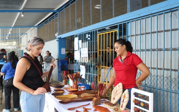 una persona observando los productos de una emprendedora