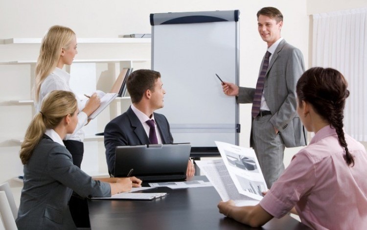 imagen de varias personas hablando en una reunión.