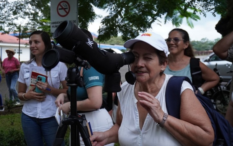 UJna adulta mayor en un telescopio