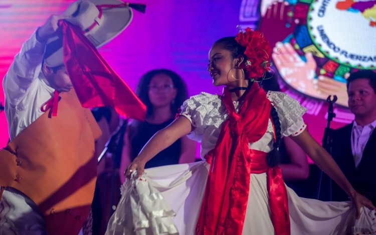 Imagen de dos personas bailando en el escenario.