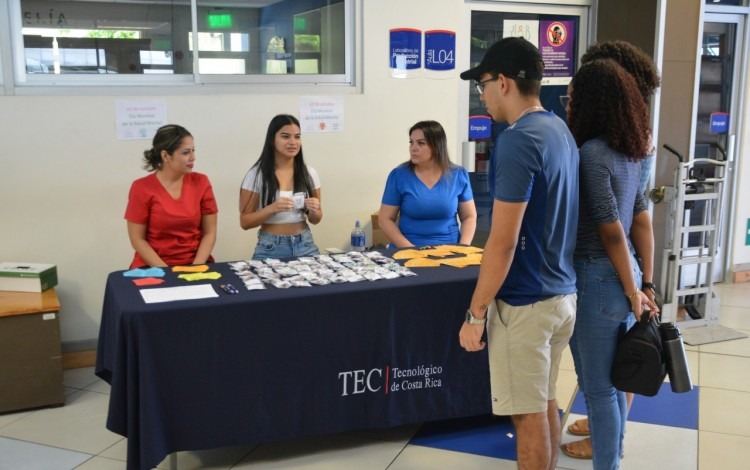 Imagen de varios estudiantes recibiendo información.