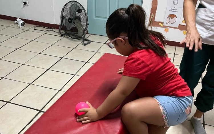 imagen de una niña realizando una actividad física.