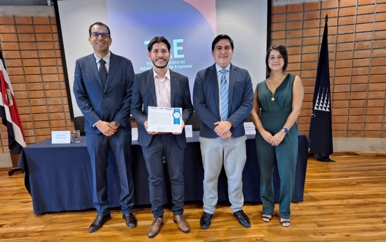 Imagen de 4 personas posando para la fotografía al recibir la certificación de que el Técnico de Administración de Empresas se incorporó al Marco Nacional de Cualificaciones de la Educación y Formación Técnica Profesional de Costa Rica.  