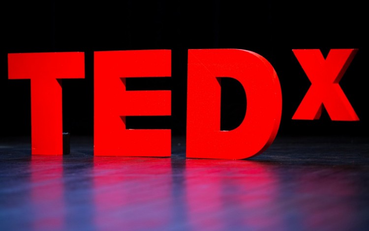 Letras rojas forman el logo de tedx