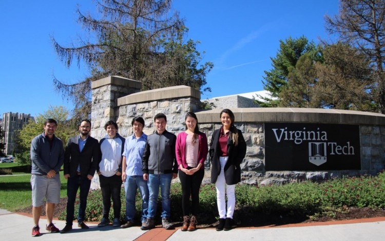 Los siete costarricenses posan frente al rótulo de Virginia Tech.