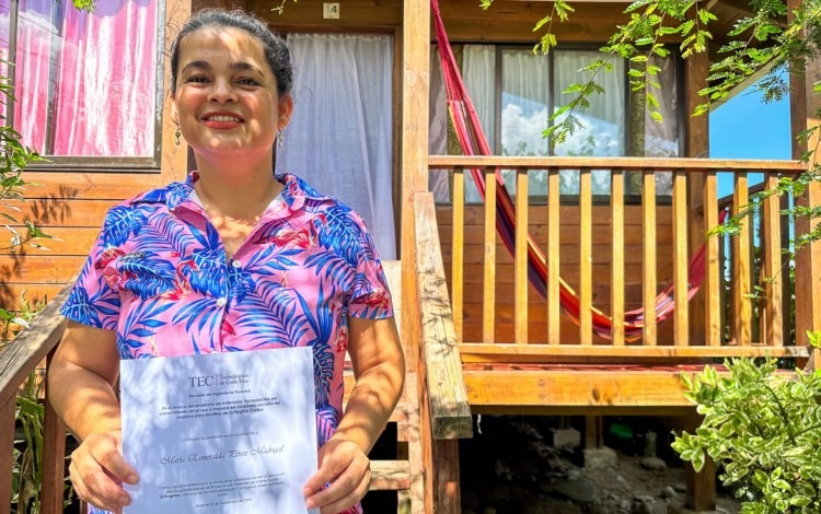 Imagen de una mujer con el certificado