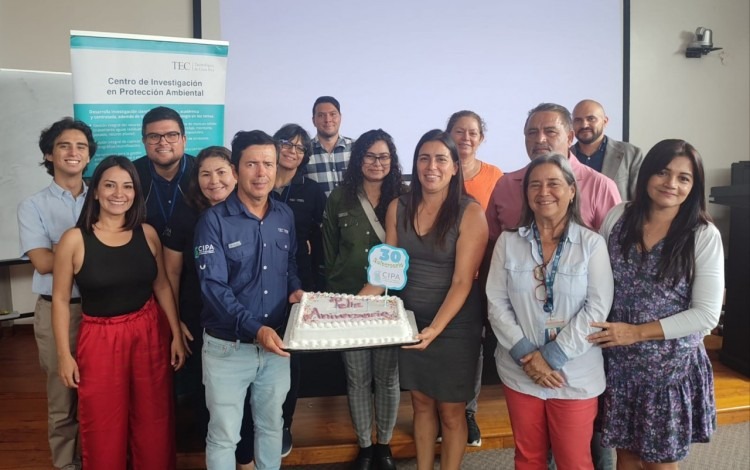 Personas sosteniendo un pastel en celebración