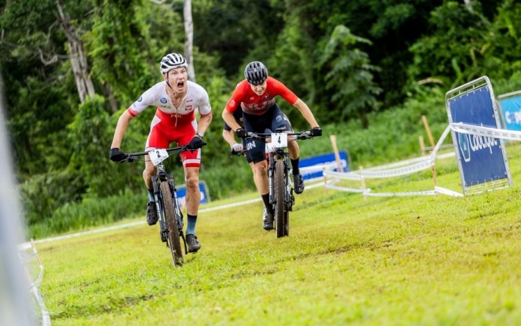 Jóvenes en la pista de mountain bike