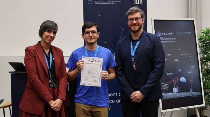 Estudiante muestra certificado de participación