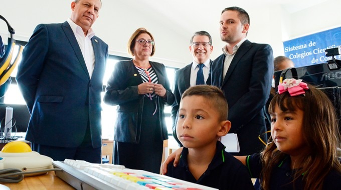 presidente Luis Guillermo Solís inaugurando laboratorio de computación.