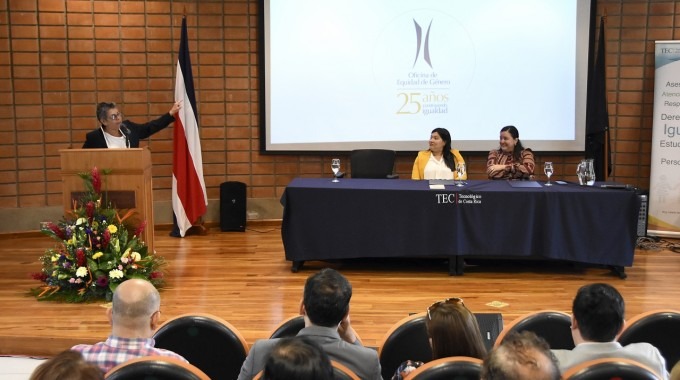 Ana Rosa expone en el podio ante la mirada de la mesa principal.