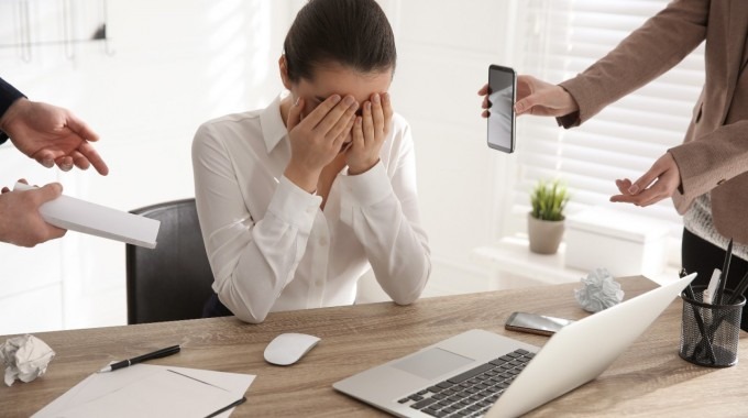 persona frente a computadora llorando